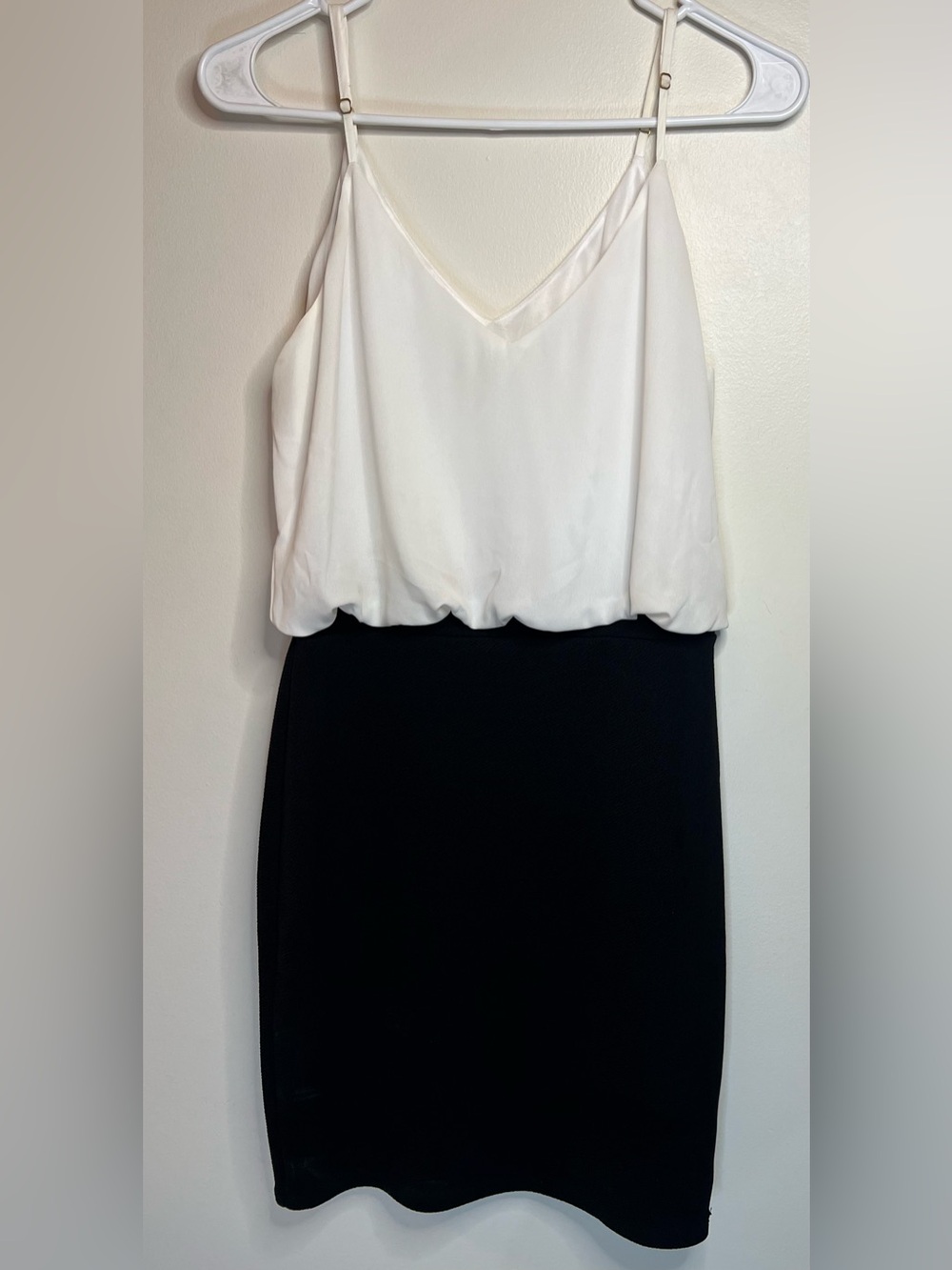 Guess White V-Neck Sleeveless Dress
